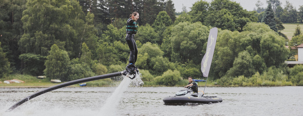 Nejprve si vyzkoušíte létání na flyboardu na vlastní pěst.