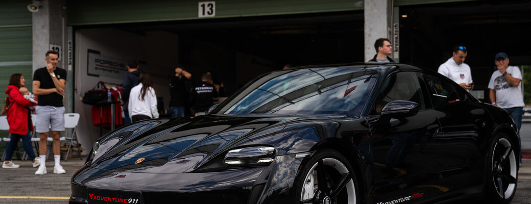 Porsche Tayan Turbo na okruhu.