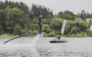 Nejprve si vyzkoušíte létání na flyboardu na vlastní pěst.