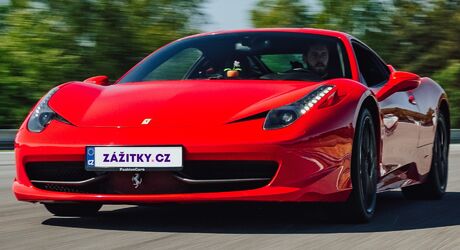 Jízda ve Ferrari 458 Italia na polygonu