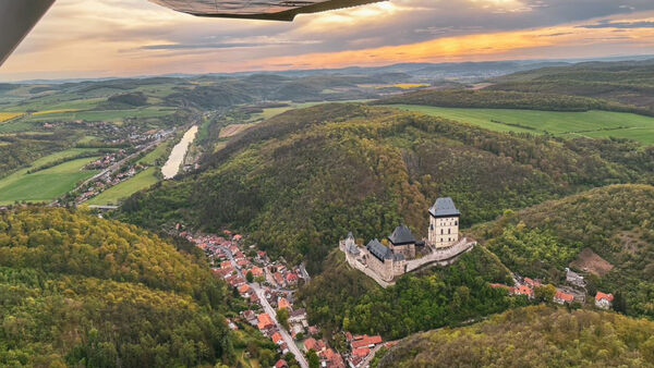 Vyhlídokový let nad Karlštejnem.