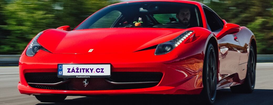 Jízda ve Ferrari 458 Italia na polygonu