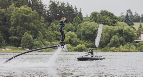 Nejprve si vyzkoušíte létání na flyboardu na vlastní pěst.