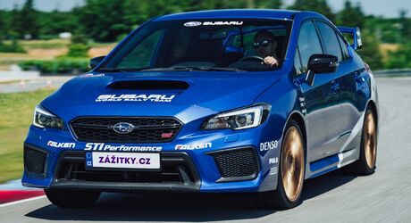 Jízda v Subaru Impreza WRX STI na polygonu.