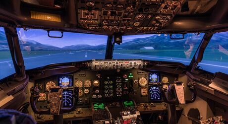 Kokpit plně pohyblivého simulátoru Boeing 737