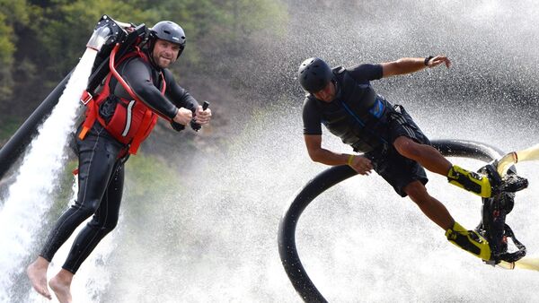 Flyboard s Jetpackem v akci.