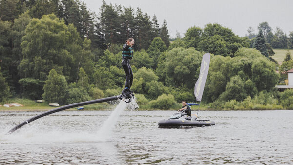 Nejprve si vyzkoušíte létání na flyboardu na vlastní pěst.