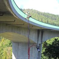 účastník zážitku (Kamenice nad Lipou, 21) na Bungee jumping z mostu ve dvou